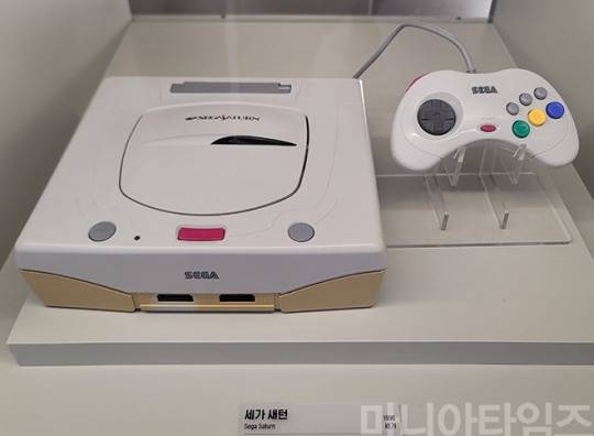 넷마블게임박물관. 1996년 출시된 세가의 '세가 새턴'. 닌텐도에 밀려 만년 2위에 머물던 세가가 야심작으로 내놓은 게임기로 32비트 성능을 내세웠다. 그러나 당시 새로 시장에 참전한 소니의 플레이스테이션에까지 밀려 세가는 시장에서 물러나야 했다. 알려진 바에 따르면 CD-ROM을 지원하는데다 성능 자체는 나쁘지 않았으나 게임 개발 난이도가 높았다는 등의 문제 때문에 많은 게임이 출시되지 않았다. 당시에는 '버추어 파이터'를 하기 위해 일부 유저들이 찾았다고 한다. 촬영 : 이동근 기자