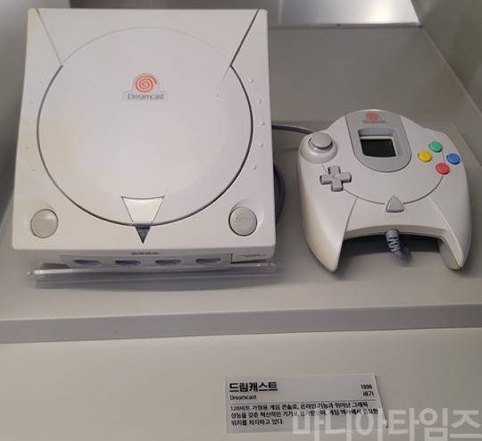 넷마블게임박물관. 세가에서 1998년 출시한 '드림캐스트'. 세가 새턴의 실패 이후 성능을 높이고, 128비트 성능을 홍보했으며, 제작 난이도를 낮춰 서드파티 개발사들을 많이 끌어들였으나, 경쟁 게임기는 2000년 출시, 역사상 최대 판매량을 기록한 소니의 '플레이스테이션 2'였다. 이후 세가는 2002년 게임기 시장에서의 철수를 선언했고, 남코와 함께 '버추어 파이터 4'를 경쟁사의 기기인 '플레이스테이션 2'로 발매했다. 촬영 : 이동근 기자