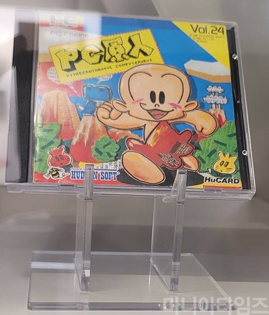넷마블게임박물관. 1989년 발매된 허드슨 소프트의 'PC 원인' 패키지, PC 원인은 닌텐도의 '슈퍼마리오'나 세가의 '소닉'과 같은 PC엔진 게임의 대표 마스코트 같은 대우를 받았다. 촬영 : 이동근 기자