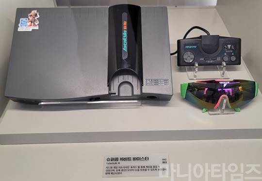 넷마블게임박물관. 해태전자가 1993년 출시한 '슈퍼콤 16비트 바이스타'. NEC의 PC 엔진과 호환되는 제품으로 HU카드를 사용할 수 있다. 참고로 해태전자의 전 출시 제품인 '슈퍼콤'은 닌텐도의 '패밀리 컴퓨터'의 카피 제품이었다.  촬영 : 이동근 기자