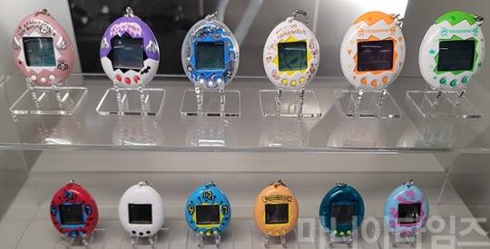 넷마블게임박물관. 반다이의 휴대용 육성 시뮬레이션 게임기 '다마고치. 전시된 제품들은 초기에 발매된 오리지널 제품들이다. 촬영 : 이동근 기자