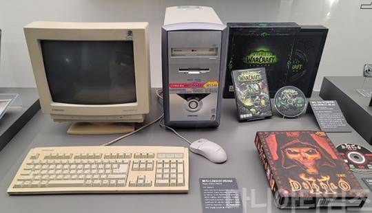 넷마블게임박물관. 삼성전자의 '매직스테이션 M5340'과 전세계적인 히트작이며, 한국에서도 큰 인기를 끈 블리자드의 쿼터뷰 ARPG '디아블로 II'(2000년 발매 오른쪽)와 '월드 오브 워크래프트:군단 컬렉터즈 에디션'(오른쪽 위) PC 패키지. 매직스테이션은 삼성전자가 1994년부터 2013년까지 출시한 데스크탑 브랜드였다. 디아블로 II는 디아블로 시리즈 중 최고로 꼽히며, 2021년에 리마스터 버전 '디아블로 2: 레저렉션'이 출시되기도 했다. 핵 앤 슬래시 및 로그라이크의 전형으로도 꼽힌다. 2004년 오픈베타 형태로 서비스를 시작한 '월드 오브 워크래프트'는 워크래프트 시리즈 세계관을 바탕으로 개발한 MMORPG로 세계 게임 명예의 전당에 최초로 헌액된 여섯 작품 중 하나이자 미국 컴퓨터 역사 박물관이 선택한 '전 세계에 지대한 영향을 끼친 소프트웨어' 7개 중 유일한 게임, 전 세계에서 가장 인기있는 정액제 MMORPG로 기네스 기록에 올라가는 기록을 세우기도 했다. 촬영 : 이동근 기자