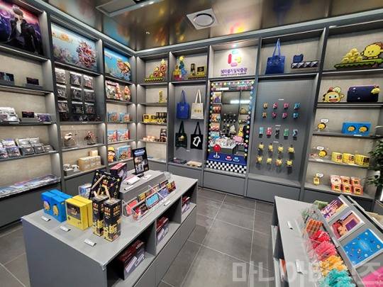 넷마블게임박물관. 박물관의 출구에 있는 굿즈판매소. 다양한 굿즈들이 늘어서 있다. 촬영 : 이동근 기자