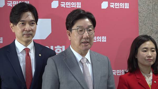 ▲권성동 국민의힘 원내대표가 29일 원내대표실 앞 백브리핑에서 국민의힘 후보가 한덕수 대통령권한대행과 단일화하는 것은 파면내각의 재탕이 아니냐는 질문에 민주당 대변인 같은 질문이라고 폄훼하고 있다. 사진=미디어오늘 영상 갈무리