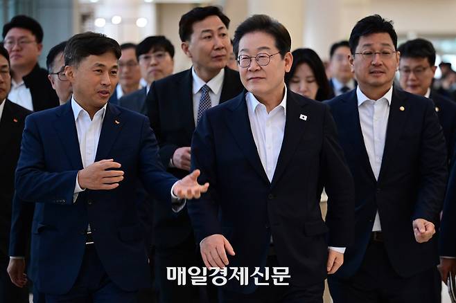 이재명 더불어민주당 대선 후보와 곽노정 SK하이닉스 대표이사 사장(왼쪽)이 28일 오후 경기도 이천시 SK하이닉스 이천캠퍼스에서 ‘K-반도체’ AI메모리반도체 기업 간담회를 위해 만나 대화하며 걷고 있다. 국회사진기자단