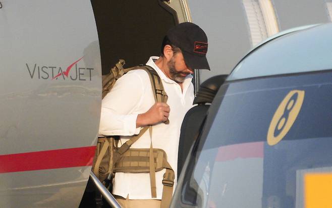 김포공항 도착한 美 막후실세 도널드 트럼프 미국 대통령의 장남 트럼프 주니어가 29일 오후 서울 강서구에 위치한 김포공항에 도착해 전용기에서 내리고 있다.  공항사진기자단