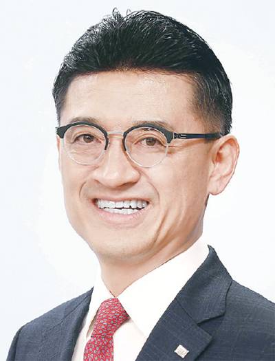 1968년생/ 서울대 경제학과/ 1998년 미래에셋자산운용 입사/ 2002년 미래에셋자산운용 해외법인 대표이사/ 2014년 미래에셋자산운용 대표이사/ 2022년 미래에셋증권 Global사업담당/ 2023년 미래에셋증권 대표이사 부회장(현)