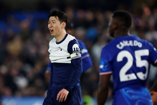 손흥민은 올 시즌 11골 12도움을 기록 중이지만 전체적인 퍼포먼스는 크게 떨어졌다. 이제는 전성기 기량이 아닌 만큼 퍼포먼스가 떨어지는 것도 이상하지 않은 일. 그러나 부상도 있어 여러모로 쉽지 않은 시즌을 보내고 있다. 사진=REUTERS=연합뉴스