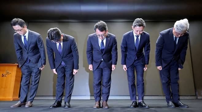 유영상(가운데) SK텔레콤 사장을 비롯한 임원들이 지난 25일 서울 중구 SK텔레콤 T타워에서 유심 해킹 피해 사태 관련 언론설명회를 열고 고개숙여 사과하고 있다./사진=뉴시스