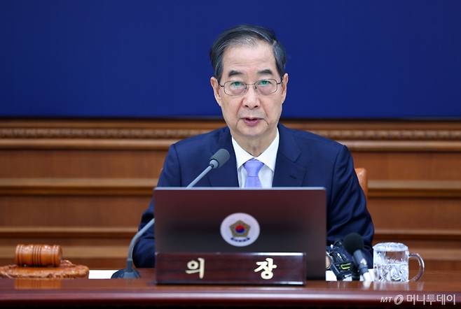 [서울=뉴시스] 최진석 기자 = 한덕수 대통령 권한대행 국무총리가 29일 정부서울청사에서 열린 국무회의에서 발언하고 있다. 2025.04.29. myjs@newsis.com /사진=최진석
