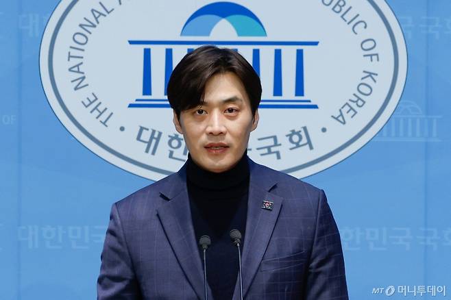 (서울=뉴스1) 안은나 기자 = 한준호 더불어민주당 사법정의실현 및 검찰독재대책위원회 위원장이 31일 서울 여의도 국회 소통관에서 이재명 대표 공직선거법 항소심 무죄 판결 분석 기자회견을 하고 있다. 2025.3.31/뉴스1  Copyright (C) 뉴스1. All rights reserved. 무단 전재 및 재배포,  AI학습 이용 금지. /사진=(서울=뉴스1) 안은나 기자