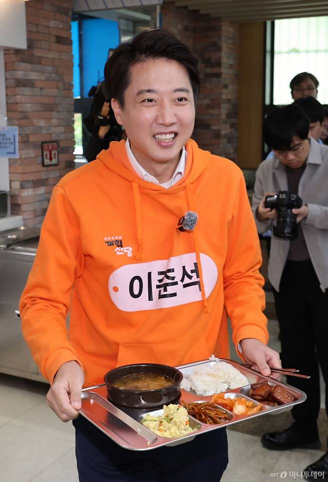 [고양=뉴시스] 권창회 기자 = 이준석 개혁신당 제21대 대통령 선거 후보가 29일 경기 고양시 한국항공대학교를 찾아 학식을 들고 이동하고 있다. 2025.04.29. kch0523@newsis.com /사진=권창회