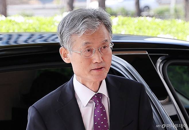 (서울=뉴스1) 김성진 기자 = 조희대 대법원장이 24일 오전 서울 서초구 대법원으로 출근하고 있다. 대법원 전원합의체(전합)는 이날 이재명 더불어민주당 대선 경선 후보의 공직선거법 위반 사건 심리를 위해 두 번째 회의를 연다. 지난 22일 첫 합의기일 이후 이틀만이다.2025.4.24/뉴스1  Copyright (C) 뉴스1. All rights reserved. 무단 전재 및 재배포,  AI학습 이용 금지. /사진=(서울=뉴스1) 김성진 기자