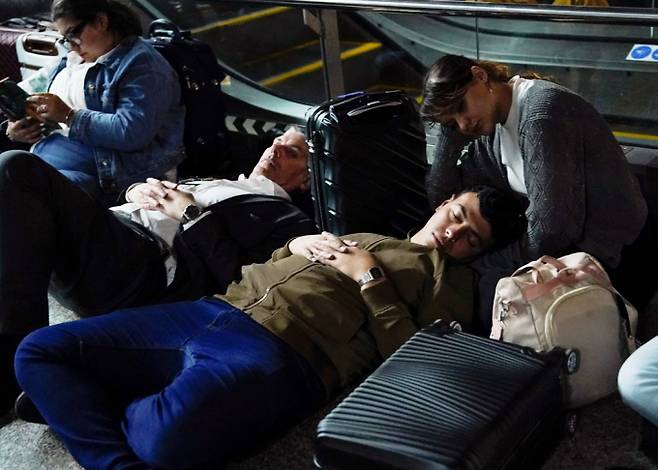 스페인·포르투갈에서 대규모 정전 사태가 발생해 주요 도시 전역의 지하철과 기차가 멈추고 신호등이 꺼져 도로 교통이 마비됐다. 사진은 지난 28일(현지시각) 스페인 전역에 정전이 발생한 가운데 마드리드 아토차 기차역에서 정전으로 사람들이 바닥에 누워 휴식을 취하고 있는 모습. /사진=로이터