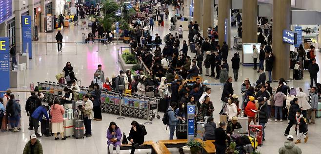 금융감독원이 29일 여행자보험 주요 분쟁사례를 공개했다. 사진은 올해 1월31일 오후 인천국제공항 제1터미널 입국장이 설 명절 연휴 여행을 마치고 귀국한 여행객 등으로 붐비고 있는 모습./사진=뉴시스