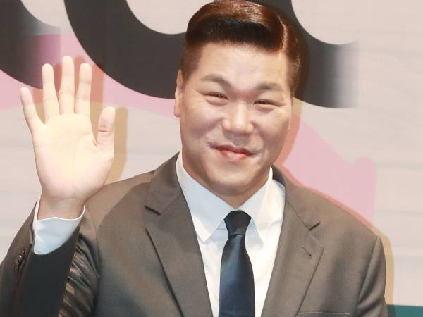 방송인 서장훈이 고 강지용의 빈소를 찾았다는 가짜뉴스가 퍼지고 있다. 방송인 서장훈이 2024년 8월13일 오전 서울 라마다서울 신도림 호텔에서 진행된 JTBC 예능 '이혼숙려캠프' 제작발표회에 참석해 포즈를 취하고 있는 모습. /사진=스타뉴스