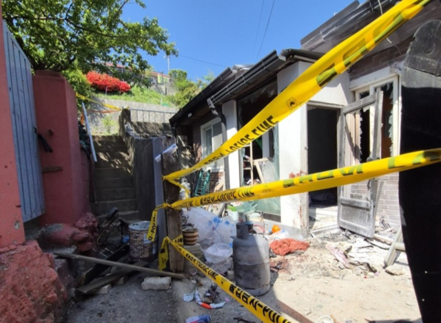 28일 오전 강원 강릉시 입암동 한 주택가에 폴리스라인이 설치돼 있다. 전날 오후 4시 32분쯤 이곳에서 포탄 폭발로 추정되는 사고가 발생했다. 연합뉴스