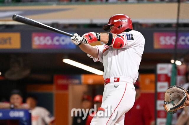 SSG 최정이 30일 오후 인천광역시 문학동 SSG 랜더스필드에서 진행된 '2024 프로야구 KBO리그' SSG랜더스와 키움 히어로즈의 경기 3회말 1사 1루서 2점 홈런을 터뜨리고 있다./마이데일리