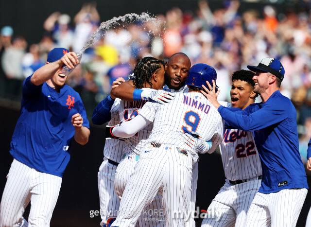 24일 필라델피아 필리스와 경기에서 끝내기 승리(4-3) 승리를 거둔 후 함께 기뻐하는 뉴욕 메츠 선수들. 메츠는 MLB 팀 파워랭킹 2위에 올랐다. /게티이미지코리아