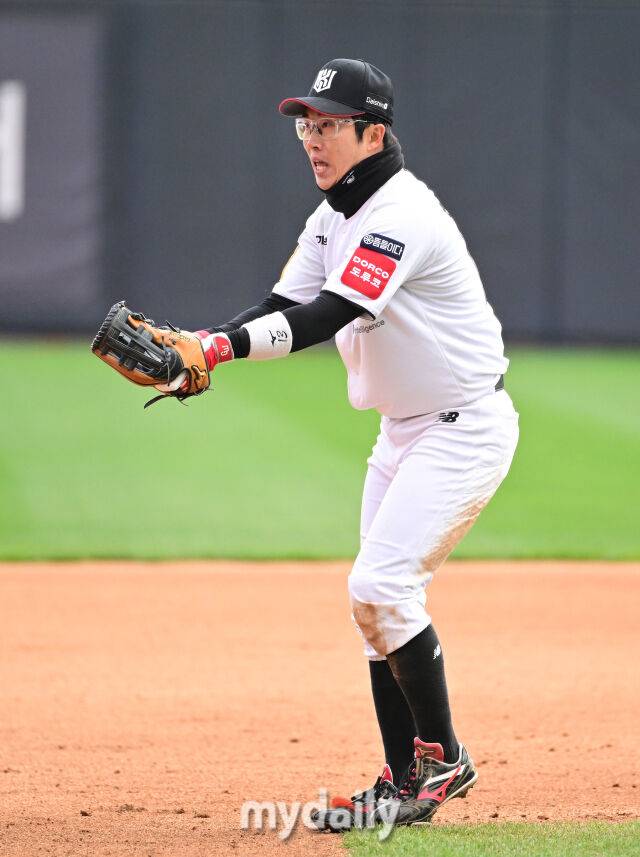 2025년 4월 13일 오후 경기도 수원KT위즈파크 진행된 '2025 신한 SOL뱅크 KBO 리그' 삼성 라이온즈와 KT 위즈의 경기. KT 3루수 허경민이 8회초 무사 2루서 삼성 김성윤의 1타점 3루타 때 태그 관련해서 비디오판독을 하는 동안 삼성 이종욱 코치와 이야기를 나누고 있다./마이데일리