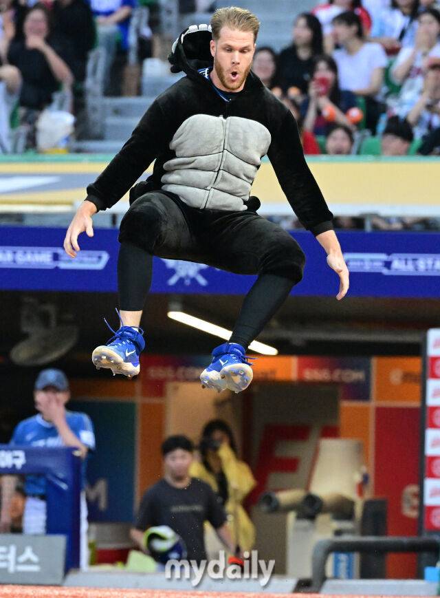 2024년 7월 6일 인천SSG랜더스필드에서 진행된 '2024 신한 SOL Bank KBO리그 올스타전'. 드림 올스타 맥키넌이 고릴라 복장으로 타석에 등장하고있다./마이데일리