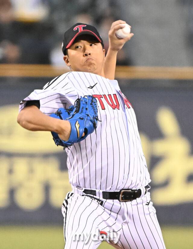 27일 오후 서울 잠실야구장에서 진행된 '2025 프로야구 KBO리그' LG 트윈스와 한화 이글스의 경기. LG 송승기가 선발등판해 역투하고 있다./마이데일리