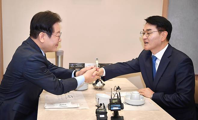 지난 2월 21일 당시 더불어민주당 당대표였던 이재명(왼쪽) 민주당 대선후보와 박용진 전 의원이 서울 여의도의 한 식당에서 만나 악수를 하는 모습. 국회사진기자단