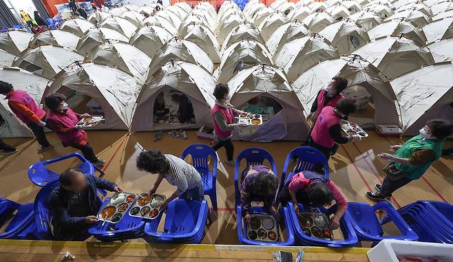 대구 산불 발생 이틀째인 29일 오전 대구 북구 팔달초등학교에 설치된 임시대피소에서 주민들이 아침 식사를 하고 있다. [연합]