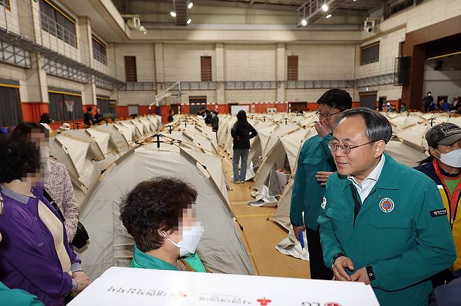 고기동 중앙재난안전대책본부장(행정안전부 장관 직무대행)이 28일 오후 대구 북구에서 발생한 대형산불 피해로 주민대피소가 마련된 팔당초등학교 대강당을 방문해 주민들과 대화하고 있다. [연합]