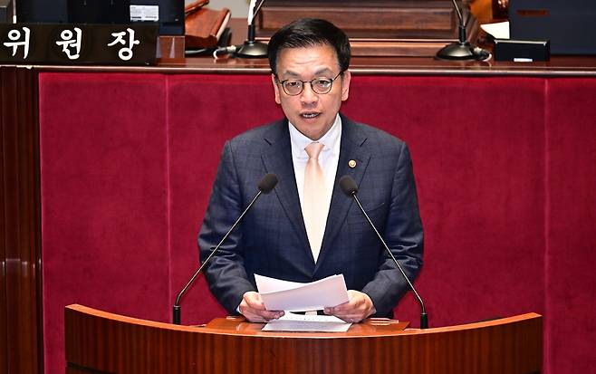 28일 서울 여의도 국회에서 추가경정예산(추경)안을 심사하는 종합정책질의 등을 위해 열린 국회 예산결산특별위원회 전체회의에서 최상목 경제부총리 겸 기획재정부 장관이 제안설명을 하고 있다.  이상섭 기자