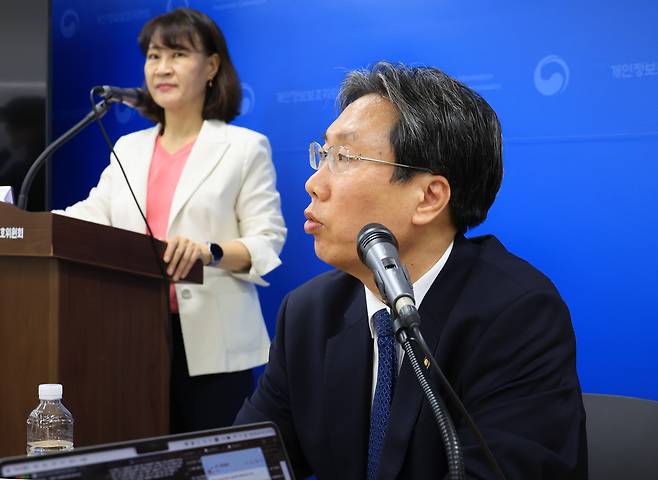 최장혁 개인정보보호위원회 부위원장이 29일 서울 종로구 정부서울청사에서 출입기자단 4월 정례브리핑을 하고 있다. [연합]