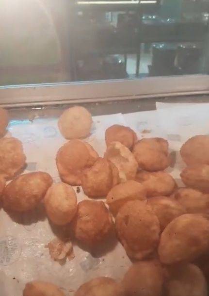 [서울=뉴시스] 인도에 위치한 한 유명 식당의 음식에서 바퀴벌레가 출현했다. 파니푸리 음식 사이를 기어 다니는 바퀴벌레 모습. (사진=엑스 캡처) 2025.04.28. *재판매 및 DB 금지