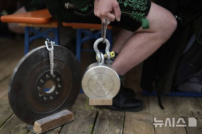 [바이에른=뉴시스] 27일(현지 시간) 독일 바이에른주 로젠하임 인근에서 열린 독일 핑거하켈른(핑거 레슬링) 챔피언십에서 참가자가 경기 전 워밍업을 하고 있다. 2025.04.28.