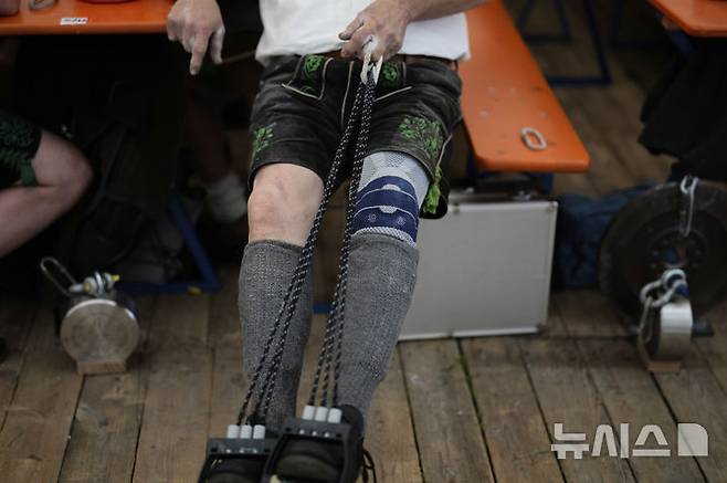 [바이에른=뉴시스] 27일(현지 시간) 독일 바이에른주 로젠하임 인근에서 열린 독일 핑거하켈른(핑거 레슬링) 챔피언십에서 참가자가 경기 전 워밍업을 하고 있다. 2025.04.28.