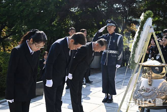 [서울=뉴시스] 조성우 기자 = 이재명 제21대 대통령 선거 더불어민주당 대선 후보가 28일 오전 서울 동작구 국립서울현충원 내 고(故) 이승만 전 대통령 묘역을 찾아 참배하고 있다. (공동취재) 2025.04.28. photo@newsis.com