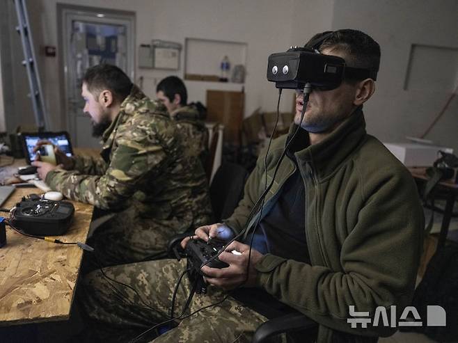 [포크로우스크=AP/뉴시스] 지난 9일(현지 시간) 우크라이나 도네츠크주 포크로우스크의 참호에서 우크라이나 제93 독립 기계화여단 병사들이 FPV 드론을 조종하고 있다. 미국의 군사 지원 중단 가능성에 대비해 우크라이나군이 드론으로 전선을 뒤덮으려는 계획을 세우고 있다. 2025.4.29.