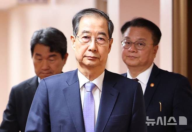 [서울=뉴시스] 최진석 기자 = 한덕수 대통령 권한대행 국무총리가 29일 정부서울청사에서 열린 국무회의에 입장하고 있다. 2025.04.29. myjs@newsis.com