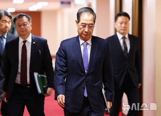 [서울=뉴시스] 최진석 기자 = 한덕수 대통령 권한대행 국무총리가 29일 정부서울청사에서 열린 국무회의에 입장하고 있다. 2025.04.29. myjs@newsis.com