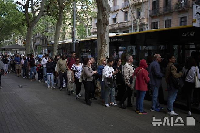 [바르셀로나=AP/뉴시스] 28일(현지 시간) 스페인에서 대규모 정전 사태가 발생해 바르셀로나 시민들이 버스 정류장에 몰려 있다. 이날 스페인과 포르투갈에서 발생한 대규모 정전으로 기차, 지하철, 항공기 등 주요 교통수단이 마비되며 피해가 잇따랐다. 2025.04.29.