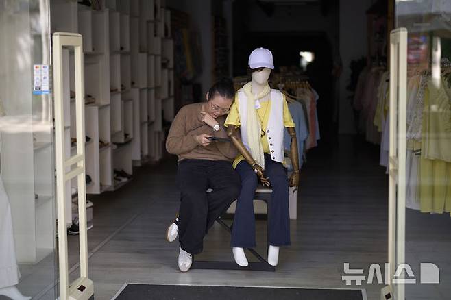 [바르셀로나=AP/뉴시스] 28일(현지 시간) 스페인에서 대규모 정전 사태가 발생한 가운데 바르셀로나의 한 가게에서 상인이 마네킹에 기대어 있다. 2025.04.29.<font style="vertical-align: inherit;"><font style="vertical-align: inherit;"></font></font>