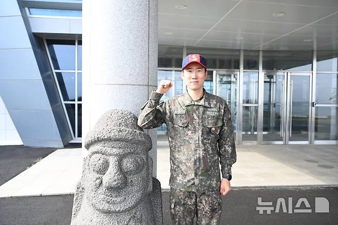 [제주=뉴시스] 지난 20일 한라산 등반 중 의식이 없는 외국인 등산객을 구조한 해군 제8전투훈련단 제주훈련대 장혁민 상사. (사진=해군 기동함대 제공) 2025.04.29. photo@newsis.com