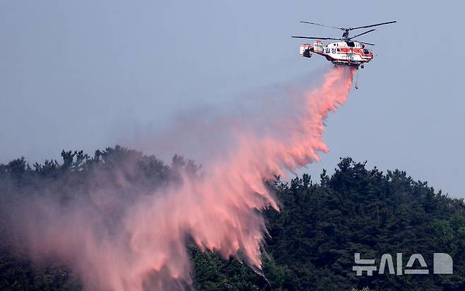 [대구=뉴시스] 이무열 기자 = 대구 북구 함지산 산불 이틀째인 29일 대구 북구 산불 현장에서 헬기가 진화작업을 하고 있다. 2025.04.29. lmy@newsis.com