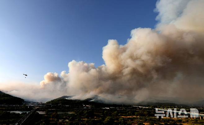 [대구=뉴시스] 이무열 기자 = 28일 오후 2시 1분쯤 대구 북구 노곡동 함지산에서 불이 나 소방헬기가 진화작업을 하고 있다. 2025.04.28. lmy@newsis.com