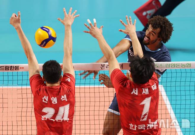 [서울=뉴시스] 홍효식 기자 = 지난해 10월30일 서울 중구 장충체육관에서 열린 2024-2025 V-리그 남자부 우리카드 우리WON과 한국전력 빅스톰의 경기, 우리카드 아히가 공격하고 있다. 2024.10.30. yesphoto@newsis.com