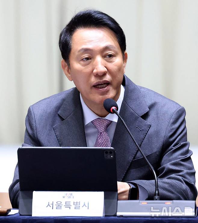 [서울=뉴시스] 추상철 기자 = 오세훈 서울시장이 25일 오전 서울 중구 서울시청에서 열린 서울배달+ 땡겨요 활성화를 위한 '서울배달+ 가격제' 치킨프랜차이즈 도입 상생 협약식에서 인사말을 하고 있다. 2025.04.25. scchoo@newsis.com