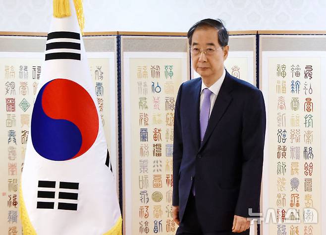 [서울=뉴시스] 최진석 기자 = 한덕수 대통령 권한대행 국무총리가 29일 정부서울청사에서 열린 재외공관장 신임장 수여식에 참석하고 있다. (대통령실통신사진기자단) 2025.04.29. myjs@newsis.com