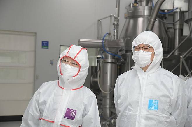 [서울=뉴시스] 식품의약품안전처는 29일 충남 천안에 소재한 종근당 천안공장을 방문해 격려하고, 제약업계와의 간담회를 개최했다고 밝혔다. (사진=식약처 제공) 2025.04.29. photo@newsis.com  *재판매 및 DB 금지