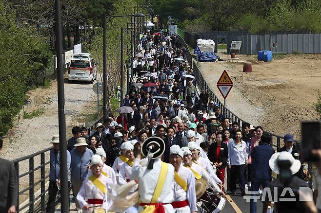 [서울=뉴시스] 김근수 기자 = 암사 초록길 개통식이 열린 29일 서울 강동구 암사 초록길에서 시민들이 나들이를 즐기고 있다. 2025.04.29. ks@newsis.com