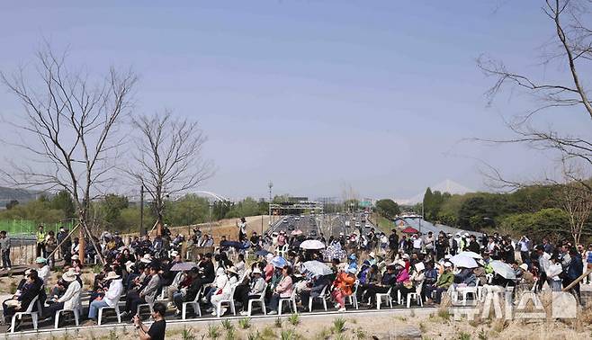 [서울=뉴시스] 김근수 기자 = 암사 초록길 개통날인 29일 서울 강동구 암사 초록길에서 시민들이 개통식에 참석해 있다. 2025.04.29. ks@newsis.com