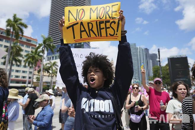 [마이애미=AP/뉴시스] 사진은 이날 미국 플로리다주 마이애미에서 열린 반(反)트럼프 시위에서 한 참가자가 구호를 외치고 있다. 2025.04.29.